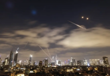 Sistem pertahanan udara Israel diaktifkan untuk mencegat rudal Iran di atas kota Tel Aviv, Israel, di tengah rentetan serangan roket Iran pada 15 Juni 2025 /AFP