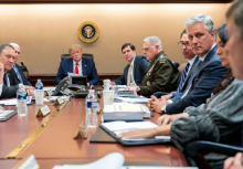 Gambar dari tahun 2020: Presiden Donald Trump dan anggota senior tim keamanan nasionalnya untuk pengarahan tentang situasi di Iran dan Irak, di Ruang Situasi Gedung Putih /Gedung Putih 