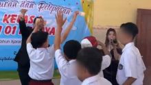 Viral! Anak SD di Tulungagung Nyawer Biduan di Kelas, Kepala Sekolah Buka Suara. (Tangkapan Layar)