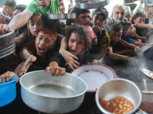 Anak-anak di Gaza mencari bantuan /AFP