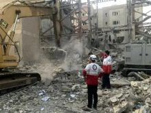 Bulan Sabit Merah Iran pada 19 Juni 2025 menunjukkan anggota tim penyelamat mereka membersihkan puing-puing di sebuah bangunan yang hancur selama serangan Israel di Teheran /AFP