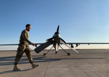  Seorang anggota pasukan AS berjalan melewati pesawat nirawak di pangkalan udara Ain al-Asad di provinsi Anbar, Irak barat /AFP