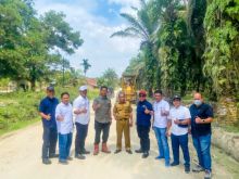 Stimulus Ekonomi Masyarakat, PTPN IV Regional III Perbaiki Jalan Desa