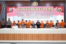 Polda Riau Tetapkan 13 Tersangka dalam Kasus Pembakaran dan Penjarahan PT SSL di Kabupaten Siak. 