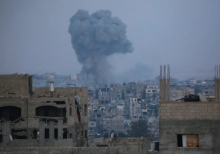 Asap mengepul selama serangan Israel di sebelah timur kota Jabalia di Jalur Gaza utara pada 22 Juni 2025 /AFP