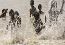 Anak laki-laki mandi di Sungai Brahmaputra /ANI