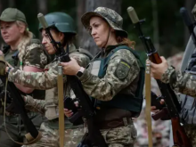 Ukraina memulai kampanye perekrutan perempuan pertama untuk melawan agresi Rusia /Reuters