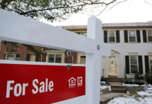 Papan tanda rumah dijual tergantung di depan sebuah rumah di Oakton, Virginia, 27 Maret 2014/ Reuters