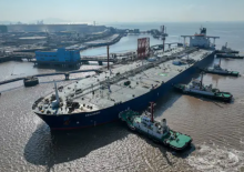 Pemandangan udara menunjukkan kapal tanker minyak mentah di terminal minyak di lepas pantai pulau Waidiao di Zhoushan, provinsi Zhejiang, Tiongkok, 4 Januari 2023 /China Daily-Reuters