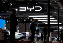 Petugas keamanan berdiri di stan BYD di pameran Auto Shanghai, di Shanghai, Tiongkok, 19 April 2023 /Reuters