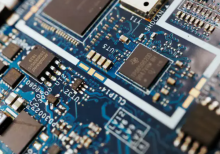 Chip semikonduktor terlihat pada papan sirkuit komputer dalam gambar ilustrasi yang diambil pada tanggal 25 Februari 2022 /Reuters