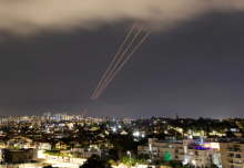 Sistem antirudal beroperasi setelah Iran meluncurkan drone dan rudal ke Israel, seperti yang terlihat dari Ashkelon, Israel /Reuters