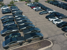 Pemandangan udara kendaraan Tesla yang belum terjual di tempat parkir di Hunter Square Mall pada tanggal 02 Juni 2025 di Farmington Hills, Michigan /AFP