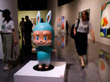 Patung Labubu seukuran manusia dipamerkan sebelum dilelang di Beijing, Tiongkok, 6 Juni 2025. Patung itu kemudian terjual seharga 1,08 juta yuan dalam lelang yang diselenggarakan oleh Yongle International Auction pada 10 Juni /Reuters