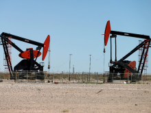 Pompa minyak terlihat di ladang minyak dan gas serpih Vaca Muerta di provinsi Patagonia, Neuquen, Argentina, 21 Januari 2019 /Reuters