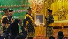 Penabalan Datuk Seri Setia Amanah Kepada Abdul Wahid, Bupati Kasmarni Ucapkan Selamat