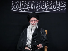 Gambar selebaran yang dirilis oleh kantor Pemimpin Tertinggi Iran Ayatollah Ali Khamenei pada tanggal 5 Juli 2025 menunjukkan dia menghadiri upacara berkabung di Teheran yang menandai hari kesembilan bulan Islam Muharram menjelang Asyura, periode 10 hari untuk memperingati pembunuhan cucu Nabi Muham