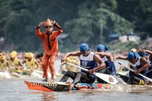 Sosok Rayyan, Bocah Penari Ujung Sampan Pacu Jalur Kuansing yang Viral Lewat Parodi Seluruh Dunia.
