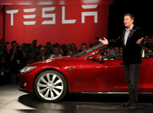 CEO Tesla Motors Elon Musk berbicara selama Acara Model S Beta yang diadakan di pabrik Tesla di Fremont, California /Reuters