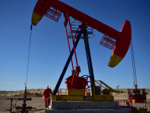 Seorang pekerja PetroChina memeriksa pompa di ladang minyak di Tacheng, Daerah Otonomi Uighur Xinjiang, China /Reuters