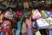 Pedagang Tas di Pekanbaru Tetap Optimis di Tengah Himpitan Ekonomi