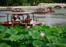 Orang-orang berperahu di sebuah danau di Beijing pada 7 Juli 2025 /AFP