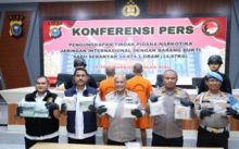 Polda Riau Gagalkan Penyeludupan 15 Bungkus Sabu Senilai Rp14,87 M, Dua Kurir Diringkus. 