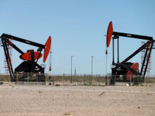 Dongkrak pompa minyak terlihat di deposit minyak dan gas serpih Vaca Muerta di provinsi Patagonia, Neuquen, Argentina, 21 Januari 2019 /Reuters