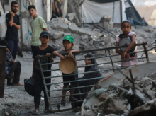 Warga Palestina mengantre untuk menerima makanan hangat di titik distribusi makanan di Kota Gaza pada 27 Juni 2025 /AFP