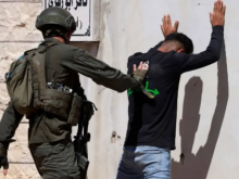 Tentara Israel menggeledah seorang pria Palestina di Tepi Barat yang diduduki /AFP