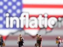 Patung-patung kecil terlihat di depan tulisan 'Inflasi', bendera AS, dan grafik saham yang sedang naik daun dalam ilustrasi ini /Reuters