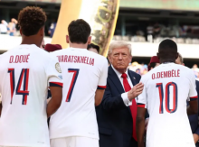 Presiden AS Donald Trump menyaksikan saat ia menyerahkan medali juara kedua kepada penyerang Paris St. Germain asal Prancis nomor punggung 10, Ousmane Dembele, setelah Chelsea mengalahkan Paris St. Germain dalam final Piala Dunia Antarklub FIFA, di Stadion MetLife di East Rutherford, New Jersey pada
