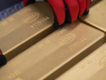 Seorang karyawan menempatkan batangan emas murni 99,99 persen di ruang kerja selama proses produksi /Reuters