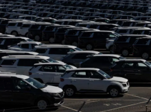 Kendaraan baru terlihat di tempat parkir di Pelabuhan Richmond, di Teluk San Francisco, California, 8 Juni 2023 /Reuters