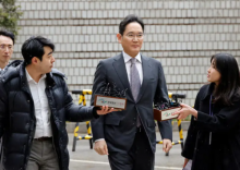 Ketua Samsung Electronics Jay Y. Lee tiba di pengadilan di Seoul, Korea Selatan, 5 Februari 2024 /Reuters