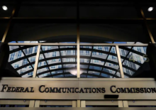 Papan nama terlihat di markas besar Komisi Komunikasi Federal di Washington, DC, AS, 29 Agustus 2020 /Reuters
