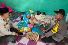 1 Tahun Terbaring Sakit, Pak Syamsir di Pinang Sebatang Dapat Bantuan Sembako dari Polsek Tualang
