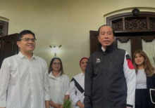 Presiden ke-7 RI Joko Widodo (Jokowi) saat Didatangi oleh Partai PSI ke Rumahnya di Solo, saat Pemilihan Raya Ketua PSI sedang berlangsung. Jokowi tampak menggunakan jaket PSI dengan logo baru yakni Gajah. (Screenshot)