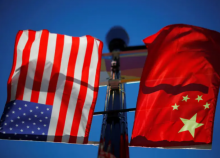 Bendera Amerika Serikat dan Tiongkok berkibar dari tiang lampu di lingkungan Chinatown di Boston, Massachusetts, AS, 1 November 2021 /Reuters