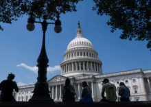 Pengunjung Capitol AS beristirahat di tempat teduh di Capitol Hill di Washington, DC, AS, 25 Juni 2025 /Reuters