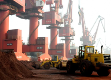 Pekerja mengangkut tanah yang mengandung unsur tanah jarang untuk diekspor di pelabuhan di provinsi Jiangsu, Tiongkok 31 Oktober 2010 /Reuters