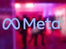 Orang-orang berjalan di belakang logo perusahaan Meta Platforms, selama konferensi di Mumbai, India, 20 September 2023 /Reuters