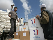 Pengungsi Palestina membawa bantuan pangan yang mereka terima dari Badan Bantuan dan Pekerjaan Perserikatan Bangsa-Bangsa untuk Pengungsi Palestina (UNRWA) pada 24 April 2008 di Rafah, Jalur Gaza selatan /AFP
