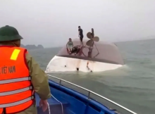 Kapal wisata Vietnam terbalik di Teluk Halong /Reuters