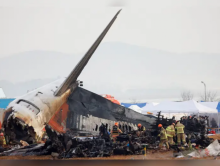 Foto arsip petugas penyelamat di lokasi jatuhnya pesawat Jeju Air di Bandara Internasional Muan, Korea Selatan, 30 Desember 2023 /Reuters