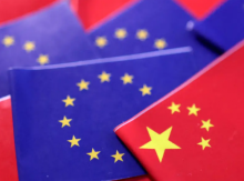 Bendera Uni Eropa dan Tiongkok terlihat dalam ilustrasi ini /Reuters
