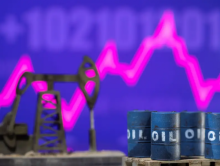 Model barel minyak dan dongkrak pompa dipajang di depan grafik saham yang sedang naik dalam ilustrasi ini /Reuters