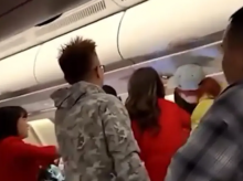 Perkelahian di udara terjadi di pesawat AirAsia akibat obrolan yang keras /Viral Press