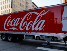 Sebuah truk Coca-Cola melintasi pusat kota Los Angeles, California, AS /Reuters