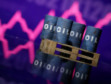 Miniatur barel minyak dan grafik stok yang meningkat terlihat dalam ilustrasi ini /Reuters